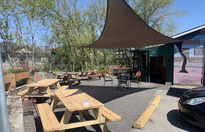 Outdoor patio with picnic tables at Pizaro's Pizza
